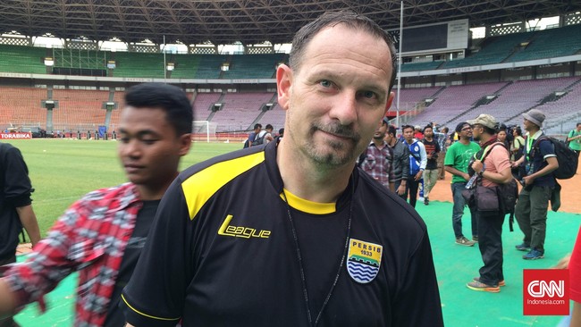 Sebelumnya, pelatih Maung Bandung itu menilai para pemain Persib kerap kurang percaya diri tampil di lapangan, sehingga strategi tak berjalan baik.