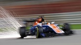 Ketika Rio Haryanto Melewati Garis Finis Setelah menjadi pebalap Formula 1 pertama dari Indonesia, Rio Haryanto menjadi pebalap pertama yang melewati garis finis di ajang balap jet darat.