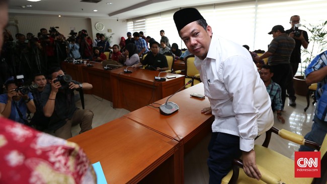 Ketua Dewan Syariah PKS Surahman Hidayat mengklaim perombakan fraksi yang bakal dilakukan pekan depan tak berkaitan dengan pemecatan Fahri.