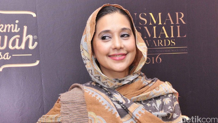 Meski No Bra Day baru dimulai sejak 2014, Ayu Azhari pernah lho tampil tak pakai bra di depan Menteri, pada 2008 silam.