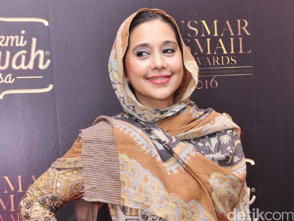 Wow! Ayu Azhari Kok Berani Tak Pakai Bra di Depan Menteri?