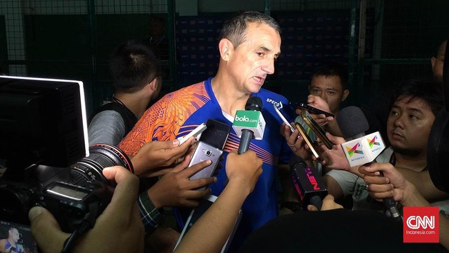Pelatih Persiba Balikpapan, Milomir Seslija, dirumorkan bakal menangani Persib Bandung. Milo langsung membantah kabar itu.