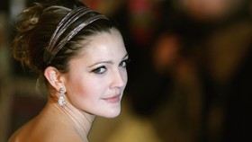Drew Barrymore Berkaca-kaca Bicara Perceraian