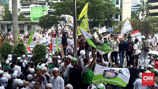 Massa menuntut perwakilan KPK menemui perwakilan massa yang menggelar aksi unjuk rasa. Massa mendesak KPK menangkap Ahok.
