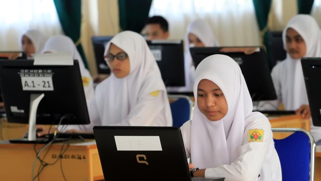 Persoalan server dan listrik yang padam masih terjadi dalam pelaksanaan Ujian Nasional Berbasis Komputer.