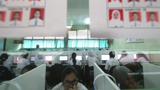Kira-kira apa saja ya, cerita dari para pelajar semalam sebelum Ujian Nasional berlangsung.