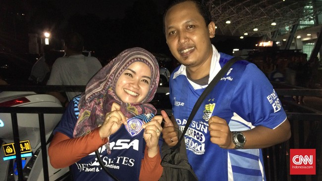 Berbeda klub favorit tak melulu harus berujung pertikaian. Hal ini yang coba ditunjukkan oleh Martin dan Latifa saat menonton final Piala Bhayangkara.