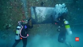 Pameran Lukisan Unik di Bawah Laut
