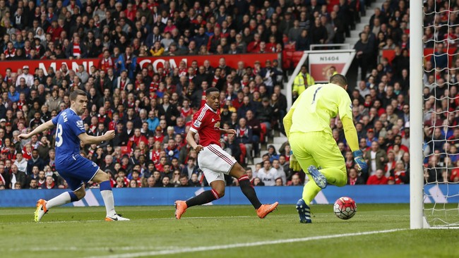 Gol tunggal Anthony Martial memberikan kemenangan untuk Manchester United 1-0 saat menjamu Everton pada lanjutan Liga Primer Inggris di Stadion Old Trafford.