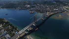 Meski Bergeser 9 cm, Jembatan Merah Putih Ambon Diresmikan