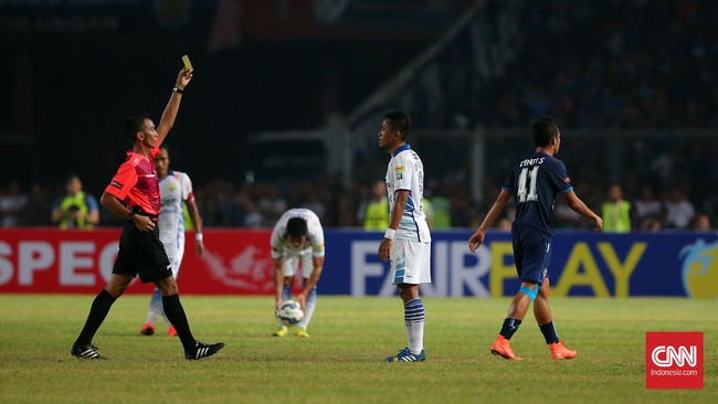 Manajer Persib Bandung, Umuh Muchtar, kecewa dengan keputusan wasit dalam laga final Piala Bhayangkara 2016 setelah Maung Bandung dikalahkan Arema Cronus 2-0.