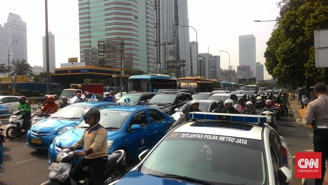 Lalu lintas di Bundaran Semanggi mulai tersendat sejak pukul 08.00 WIB. Kepadatan diperkirakan meningkat hingga tiga kali lipat.