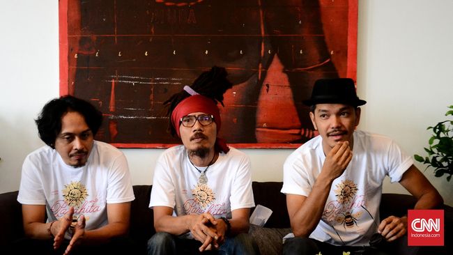 Dialog Dini Hari merupakan band asal Bali bentukan Dadang SH Pranoto yang juga gitaris Navicula, serta Ian Joshua Stevenson dan Mark Liepmann dari Kaimsasikun.
