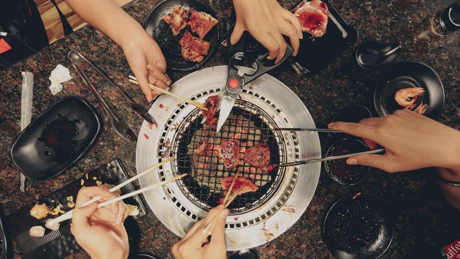 Warga Jepang menikmati mi soba saat pergantian tahun. Sementara di Spanyol, masyarakat menghitung mundur sembari makan 12 anggur.