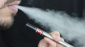 Penumpang Ketahuan Isap Vape di Pesawat, Terancam Denda Rp14 Juta