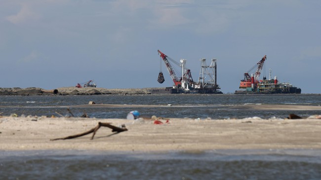 DPRD Jakarta tak kunjung mengesahkan Raperda Zonasi Wilayah Pesisir dan Pulau-Pulau Kecil meski Pemprov telah mengajukannya sejak November tahun lalu.