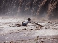 Wartawan Pakistan Nekat Reportase Sambil Terendam Banjir