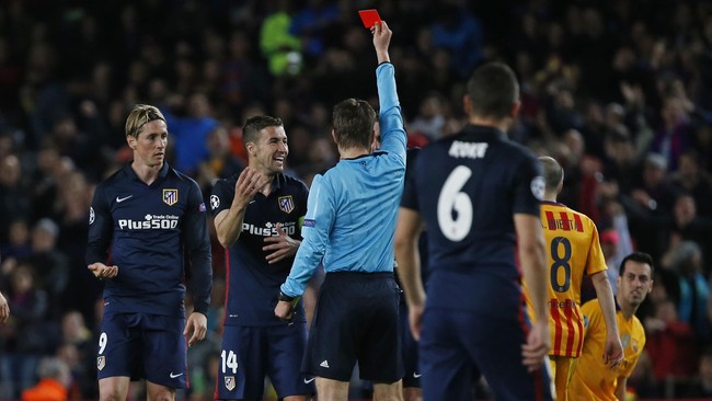 Penyerang Barcelona, Luis Suarez, membela keputusan wasit Felix Brych yang mengusir Fernando Torres ketika Azulgrana mengalahkan Atletico Madrid 2-1.