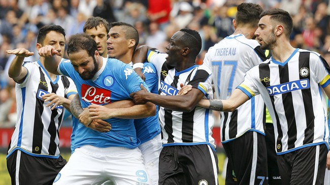 Higuain mendapat hukuman empat laga menyusul tindakannya mendorong wasit Massimiliano Irrati ketika Napoli dikalahkan Udinese 1-3.