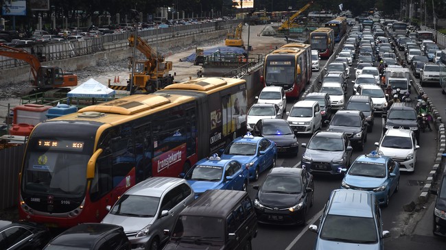 Menurut Ahok dukungan polisi dibutuhkan karena mereka yang berhak menilang kendaraan bermotor yang melanggar aturan.