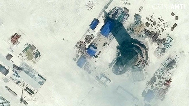 China memulai operasi mercusuar di Subi Reef, salah satu terumbu karang yang dibangun China menjadi pulau buatan di kawasan Laut China Selatan.