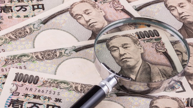 Karena masalah pajak dan suku bunga, warga Jepang tinggalkan bank dan menyimpan uang di rumah, di antaranya diamankan di dalam kasur dan perabotan lainnya.