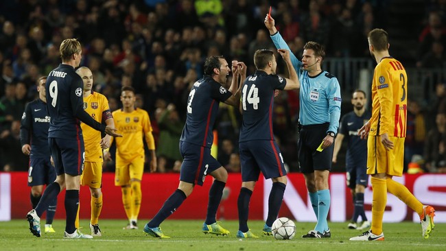 Bek Atletico, Filipe Luis, mengkritik wasit Brych yang mengusir Fernando Torres saat timnya kalah pada leg pertama perempat final Liga Champions.