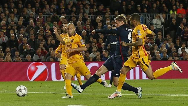 Barcelona unggul jumlah pemain setelah Fernando Torres yang mencetak gol untuk Atletico mendapat kartu merah pada menit ke-35.