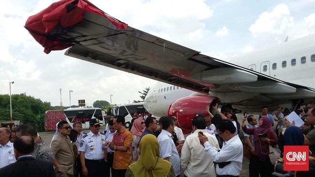 Seluruh kru seperti pemandu lalu lintas udara dan beberapa staf di Bandara Halim juga dibekukan sementara sertifikat kecakapannya.