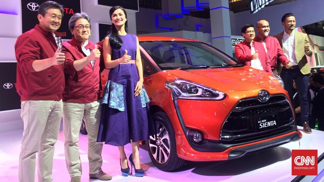 Toyota Sienta, yang merupakan mobil jenis Multi Activity Vehicle (MAV)ini rencananya akan mulai dipasarkan pada bulan Juli mendatang.
