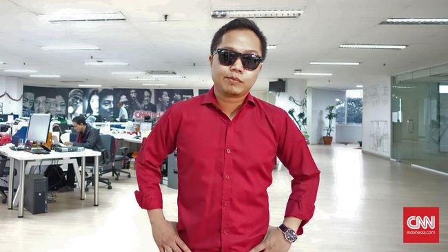 Sandhy Sondoro menjadi Seniman Asing Terbaik dalam ajang The First Ceremony of International Professional Music Awards 'BraVo' di Moskow, Rusia.