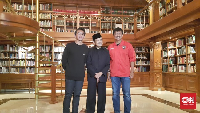 Presiden Ketiga Republik Indonesia BJ Habibie merasa penasaran dan banyak bertanya kepada ofisial Bali United tentang perkembangan cucunya, Rafid.