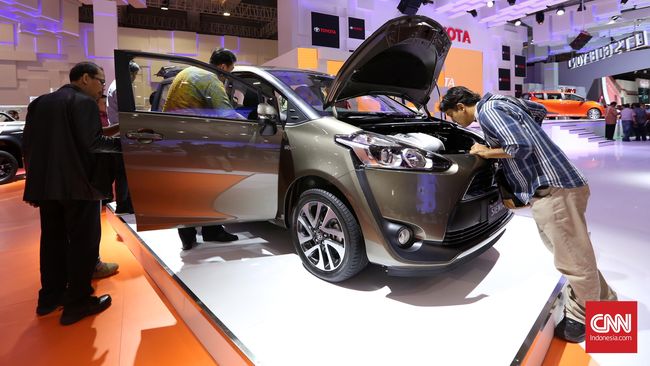 INDONESIA INTERNATIONAL MOTOR SHOW (IIMS) 2016 Pengunjung melihat mobil Toyota Sienta MPV yang baru diluncurkan pada perhelatan Indonesia International Motor Show (IIM) 2016 di JIE Kemayoran, Jakarta, Kamis, 7 April 2016. Pameran otomotif IIMS 2016, mulai berlangsung hari ini, 7 April, hingga 17 April 2016 menargetkan nilai transaksi selama sepuluh hari pameran mencapai Rp 2 triliun. CNN Indonesia/Safir Makki