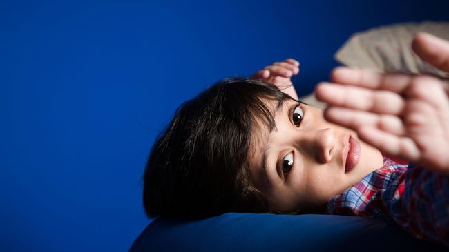 Sebagai orang tua, Anda mungkin bingung ketika dihadapkan pada pertanyaan anak soal apa itu terorisme, berikut panduannya.