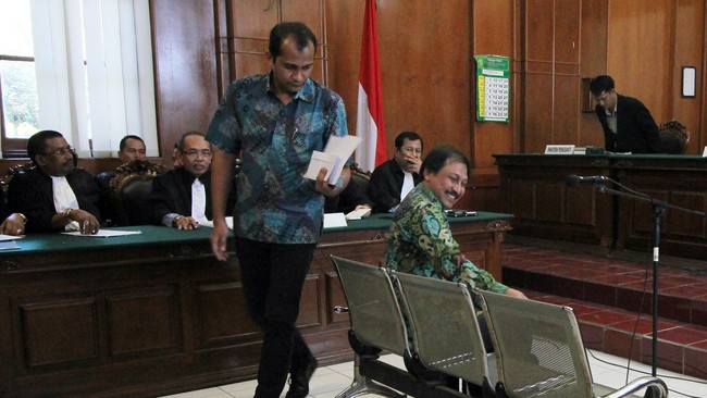 Ahli pidana UGM Edward Omar Sharif Hiariej menyatakan, pencarian alat bukti lebih penting daripada sekadar mencari motif pelaku.