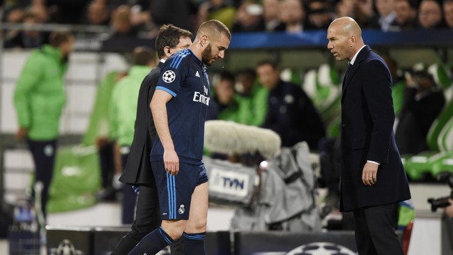 Karim Benzema mengalami cedera lutut dan terancam absen lawan Wolfsburg pada leg kedua perempat final Liga Champions di Santiago Bernabeu, Rabu (13/4).