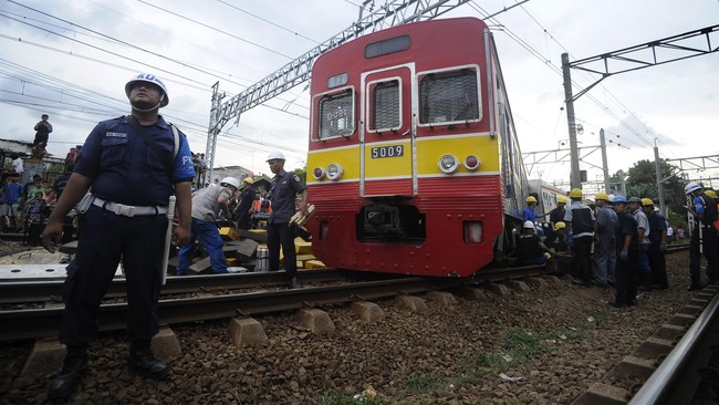 Kereta api rute Parung Panjang-Tanah Abang anjlok di Cisauk, Tangerang dan menyebabkan sejumlah perjalanan KRL relasi rangkasbitung-Tanah Abang terganggu.