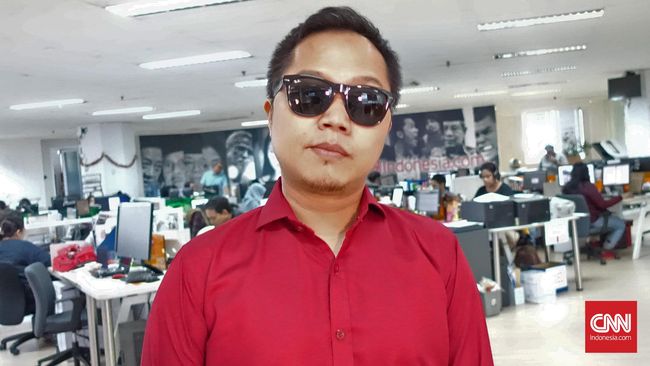 Sandhy Sondoro baru saja diumumkan menjadi pemenang kompetisi musik internasional di Rusia. Dalam kompetisi itu, Sandhy meraih gelar Grand Prix Winner.