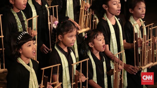 Musik tak cuma memberikan dampak positif pada orang dewasa tapi juga anak-anak melalui tiga prespektif psikologi, yaitu afektif, kognitif, dan tingkah laku.