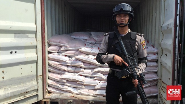 Informasi beredar bahwa di Pelabuhan Tanjung Priok sering digunakan sebagai tempat menyebrang atau distribusi dari produksi pupuk ilegal di Sukabumi.