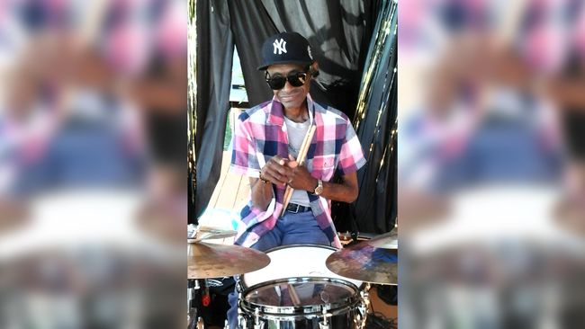 Penabuh drum yang beberapa kali berkolaborasi dengan David Bowie meninggal juga karena kanker.