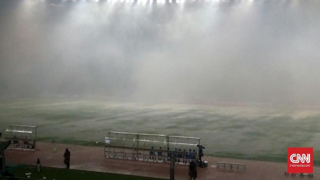 Stadion Utama GBK memiliki drainase yang buruk. Akibatnya ketika hujan deras melanda, genangan air pun memenuhi lapangan dan mengganggu pertandingan.