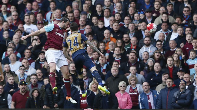 Andy Carroll menjadi bintang West Ham dengan mencetak hattrick ke gawang Arsenal setelah timnya sempat tertinggal 0-2. Arsenal pun selamat berkat Koscielny.