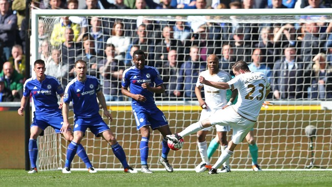 Percobaan kedua gelandang Swansea, Gylfi Sigurdsson, berbuah gol setelah menerima bola muntahan dari sundulan bek The Blues, Miazga, pada menit ke-25.