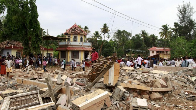 Polisi India menangkap lima orang setelah bencana kembang api di sebuah kuil Hindu yang menewaskan 108 orang.