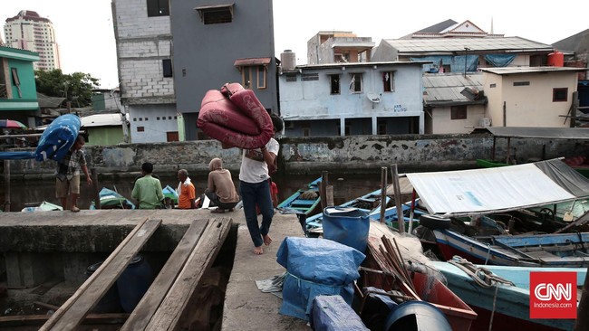 Masyarakat yang tidak berkepentingan diminta untuk tidak melintas atau melalui kawasan sekitar Pasar Ikan Penjaringan untuk menghindari kemacetan.