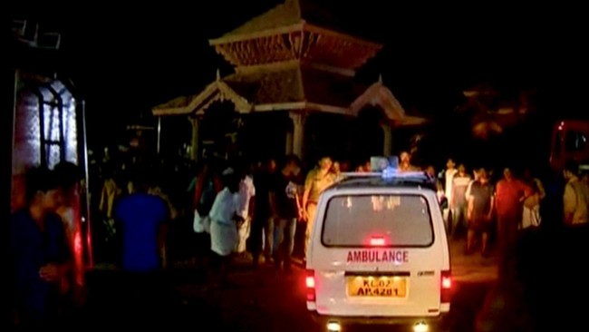 Kebakaran menghanguskan sebuah kuil di India selatan, menewaskan lebih dari 60 orang dan melukai 200 warga yang berkumpul menonton pertunjukkan kembang api.