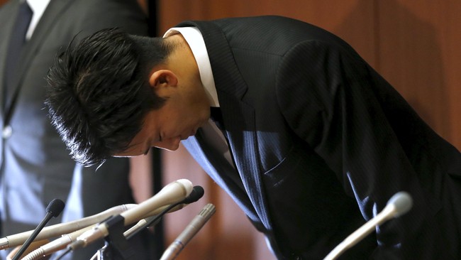 Impian pebulutangkis nomor dua dunia, Kento Momota, menggondol medali di Olimpiade musnah karena tak bisa menahan hasrat untuk berjudi.