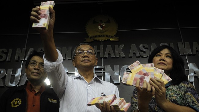 Uang yang dibungkus dalam dua amplop berwarna cokelat dengan jumlah Rp100 juta itu dibuka dihadapan awak media.