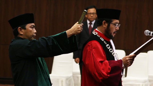 Seusai dilantik sebagai Ketua Mahakamah Konstitusi, Anwar Usman memulai pidatonya dengan kalimat 'innalillahi wainnailaihi raji'un'.